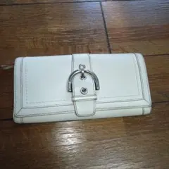 COACH ホワイトレザー長財布 バックル付き