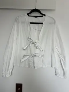 ZARAホワイトリボン付き長袖シャツ