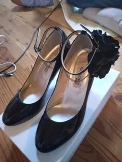 黒いフラワーアクセントパンプスのサムネイル