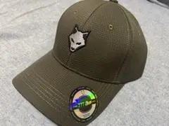 オリーブ色の狼刺繍キャップ