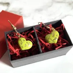 【ピスタチオ】 ② ぷっくりハートピアス 揺れる　ハンドメイド　グリーン