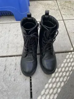 黒いレースアップブーツ サイドファスナー付き