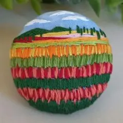 #480　風景　チューリップ　刺繍ブローチ　ハンドメイド　くるみボタン