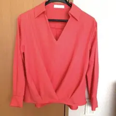 【美品】CECI McBEE コーラルピンク Vネックシャツ