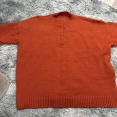 オレンジ色 ボタン付きクルーネックニット