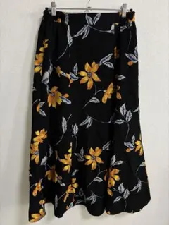 【美品】大人華やか　大判花柄 フレア ロングスカート 黒×イエロー 裏地あり