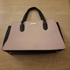 ピンクと黒のハンドバッグ