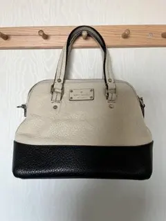 ケイトスペード　アイボリーとブラックのハンドバッグ