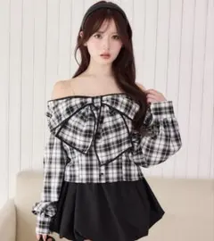 【土日限定値下げ】NICE CLAUP 肩ビジューオフショルリボントップス