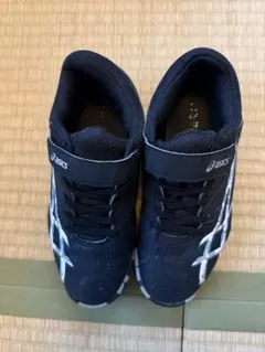 asics ブラック スニーカー