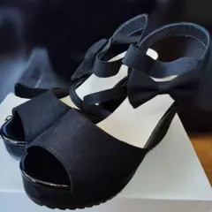 リボン付き黒オープントゥウェッジヒール
