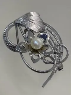 エレガントな花と葉のブローチ　パール　レディースオシャレ　上品