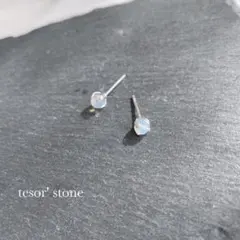 小さな　オパール　天然石一粒ピアス/サージカルステンレス