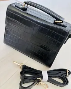 【新品未使用】クロコ型押しエナメルショルダーバッグ