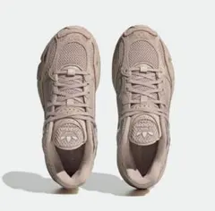 ベージュ スニーカー