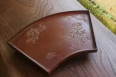 時代逸品！端正な脚付扇面形に風情ある錆塗四君子蒔絵の映えるお膳（会津塗お盆懐石膳 時代逸品！端正な脚付扇面形に風情ある錆塗四君子蒔絵の映えるお膳