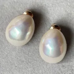 ホワイトパールオーロラピアス　楕円形　プレス模様　s925 光沢感ティアドロップ