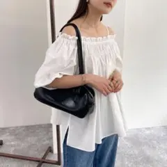 Fredy emue フレディエミュ 2WAYオフショルギャザーブラウスのサムネイル