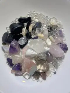 黒、透明などのパワーストーン