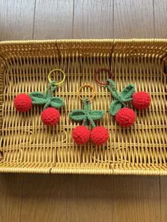 赤いチェリーの編みぐるみチャーム3個セット
