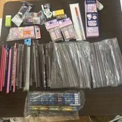 大量の鉛筆と消しゴム