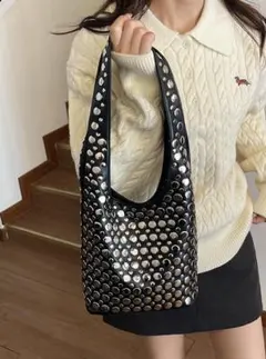 トレンディでクールな水玉模様のスタッズ付き脇下バッグ多機810