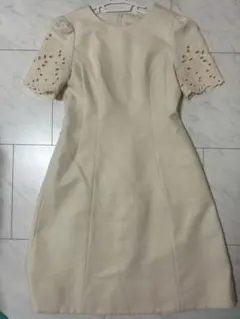 結婚式、クリーム色レース付き半袖ワンピース