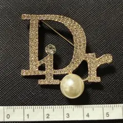 Dior ロゴ ブローチ パール ラインストーンのサムネイル