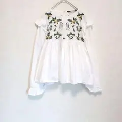 zara　花柄刺繍　フリル　シャツ　ブラウス　トップス　長袖　　ホワイト　XS
