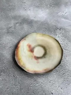 陶芸家作品　陶器皿 クリーム色 赤色 直径約12.5cm