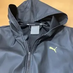 レディース　PUMA フード付き黒ウィンドブレーカー　ポリウレタン