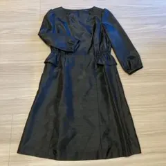 黒の長袖ワンピーススーツ