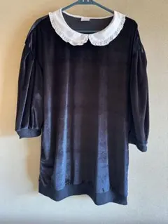 フリル襟の黒いベルベットチュニック