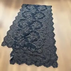黒の刺繍入りストールのサムネイル