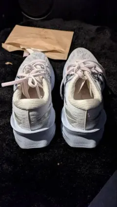 ホワイト/グレー ストライプ スニーカー