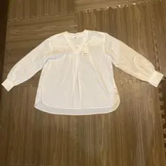 試着のみ未使用★白 長袖 Vネック シャツ