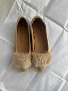 ベージュファー付きポインテッドトゥフラットシューズ