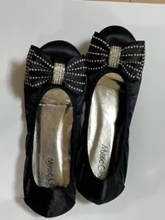 Mystic Glо 黒リボン付きサテンシューズ