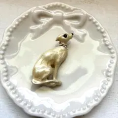 ブローチ　白い犬
