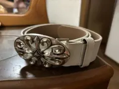 ほぼ新品✨ホワイトレザーベルト 装飾的バックル