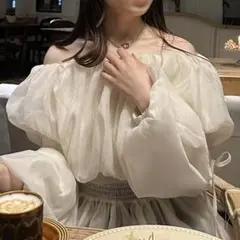 JUNOAH／ジュノア　オフショルシアーボリュームブラウス