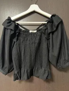 フリル付きオフショルダー黒ブラウス MOUSSY