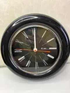 黒い円形アナログ時計