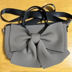 リボン付きグレーショルダーバッグ