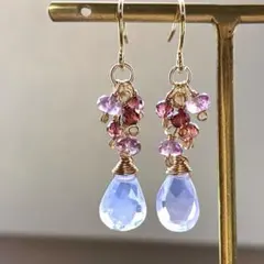 ピンクシェルとマルチスピネル・ガーネットの花雫ピアス【14kgf