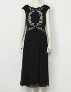 LILY BROWN 黒のドット柄刺繍ワンピース