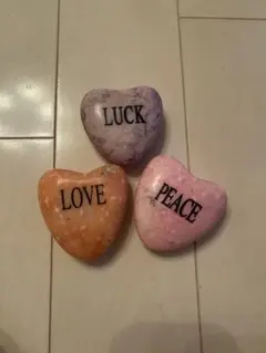 LOVE LUCK PEACE ハート型石