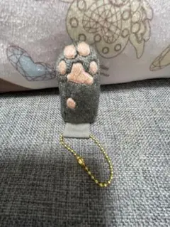 グレーの猫の肉球キーホルダーハンドメイド