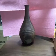 メ*ン様 ブラウン陶器製細長い花瓶