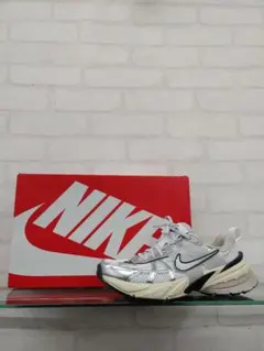 NIKE FD0736-100 / ナイキ W V2K RUN スニーカー